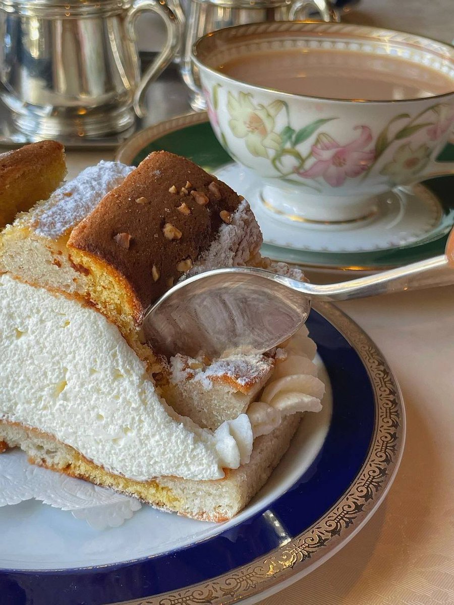 IfableI's tweet image. Under the cold moonlight, take a sip of coffee to warm your soul in winter.