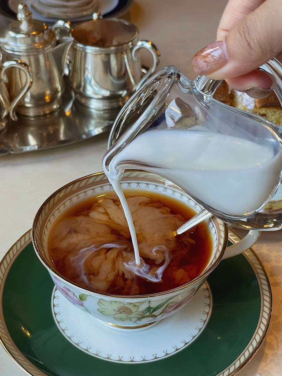 IfableI's tweet image. Under the cold moonlight, take a sip of coffee to warm your soul in winter.