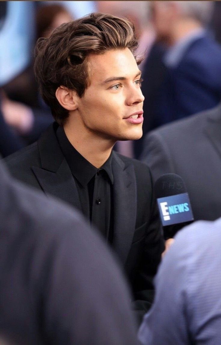 harrydearest's tweet photo. I blinked https://t.co/mVgavgi6ls