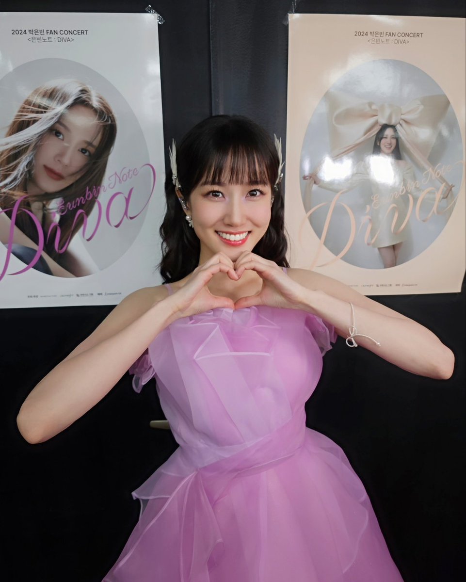 parkeunbinstaff's tweet photo. [📸] 2024 박은빈 FAN CONCERT <은빈노트: DIVA> 

<은빈노트: DIVA> 첫 페이지 완료🌟
은빈도 빙고도 언제나 Here I am🥰
항상 같은 곳에서 
빙고 옆엔 은빈이, 은빈 옆엔 빙고가 있어😊

#박은빈 #은빈노트_DIVA #PARKEUNBIN #EUNBINNOTE_DIVA https://t.co/s6DSPVRZL4
