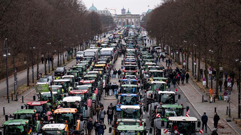 snicklink's tweet photo. Ich denke es wird so laufen:
Zunächst wird eine magische Atmosphäre der Veränderung und des Zusammenhalts entstehen.
Ist DAS der Wendepunkt???🕊️

Dann beginnen die 350 eingeschleusten Mitarbeiter des Verfassungsschutzes an verschiedenen Knotenpunkten gezielt ihre Wochen vorher am Planbrett besprochenen Stör-Strategien umzusetzen.

Die Stimmung kippt.

Medien berichten über erste Verletzte.
Und überhaupt... sind diese Bauern alles rechtsradikale Terroristen? 🤬🤬🤬 
Die Polizei räumt alle relevanten Schauplätze. 

Aufruhr & Chaos.
--------------------
Währenddessen sitzen die Besitzer unserer Wirtschaft in einem Luxus-Spa in Zürich, sippen Château LePin 1999 auf Ex und lachen sich TOT über die Tatsache, dass alles nach Plan läuft und bald die gesamte Weltwirtschaft so stabil und gesund sein wird wie ein 97jähriger glasknochenkranker Diabetiker aus Kansas City. Mit Erdnussallergie.
--------------------
Im Nachhinein wird dieser Aufstand als Abschreckungsbeispiel für weitere demokratische Frustentladungen des Volkes benutzt (#NeverForget #Jan8) und damit erneut einige Monate Zeit für die planmäßige inszenierte Zerstörung gewonnen.

Also: Augen auf beim Dauerlauf. 
Dennoch: Go, Bauern Go! ❤️

(Ey, don't shoot the messenger 🤣 ich sage nicht, dass ich mir das wünsche! Ich sage bloß wie es die letzten Jahrhunderte gemacht wurde!)