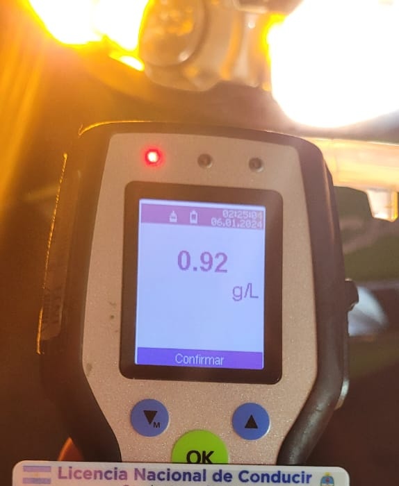 RedSegVial's tweet photo. #RP70 y #RN11. En un control de PSV los agentes realizaron test de alcoholemia al conductor de un transporte de pasajeros que arrojó un resultado de 0.92 grs de alcohol en sangre.
Lo retiramos de la circulación porque esta conducta es gravísima y nos pone en riesgo a todos. https://t.co/XPxPG44lO2