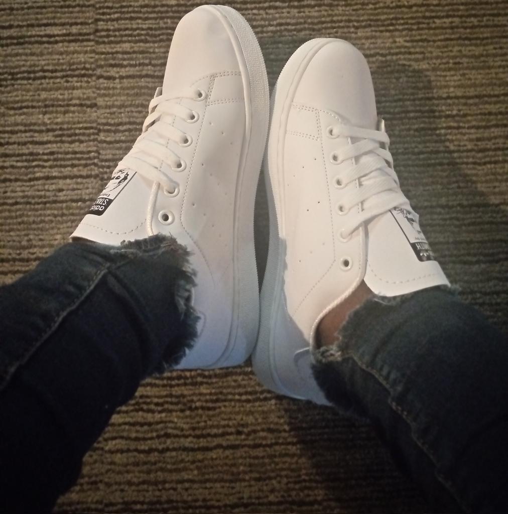 Peshy_E's tweet photo. Love for Sneakers..
#SneakerBabe https://t.co/LQTenbyOJA