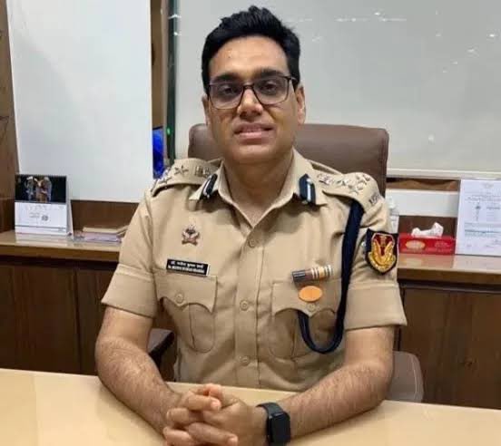 manojpehul's tweet photo. IPS मनोज शर्मा पर एक फिल्म '12th फेल' बनी. मूवी काफ़ी प्रेरणादायी है. सिनेमाघरों में सुपर हिट गई. लेकिन ट्विटर पर कुछ लोगों को मनोज शर्मा जी पर बनी यह फ़िल्म पसंद नहीं आई. नतीजन वो इन पर अभद्र टिप्पणी कर रहे हैं. मैं मनोज शर्मा जी पर बनी फिल्म के साथ खड़ा हूं. इनकी प्रेरणादायी स्टोरी आज भारत के घर-घर पहुंच रही है. ये हमारे MP के मुरैना से हैं..!!