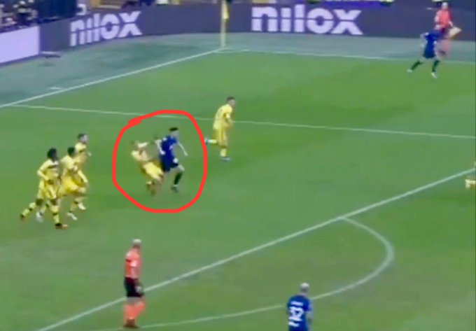 samcurr95262813's tweet photo. Moise Kean uses his strength and get's a goal disallowed, Bastoni, runs into the attacker and deliberately elbows him with the ball over 10 yards away from him. Bullshit VAR calls, always in favour of Inter! Wake up!!!!
#SerieA #InterVerona #VARBullshit https://t.co/dQlgPeYPkg