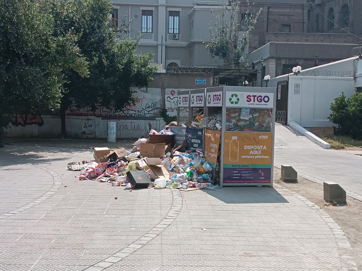 vitoko22's tweet photo. @Muni_Stgo @IraciHassler 
Luego de anunciar con bombos y platillos el tema de reciclar esa buena iniciativa así va muriendo.
Podrían publicar eso también en sus RRSS
Crearon micro basurales en diferentes sectores de la comuna.
Plaza pezoa Véliz en san Diego con santa Isabel https://t.co/haBQ1lZ6ua