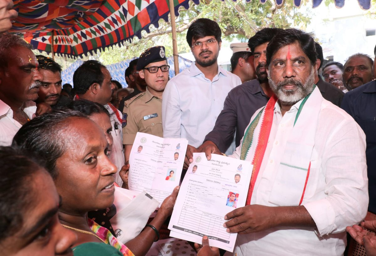 Collector_KMM's tweet photo. ఖమ్మం జిల్లా, ఎర్రుపాలెం మండలం బనిగండ్లపాడు గ్రామంలో నిర్వహించిన ప్రజాపాలన కార్యక్రమంలో గౌరవ రాష్ట్ర ఉప ముఖ్యమంత్రి శ్రీ మల్లు భట్టి విక్రమార్క గారు, జిల్లా కలెక్టర్ శ్రీ వి.పి. గౌతమ్ గారితో కలిసి పాల్గొన్నారు. @revanth_anumula https://t.co/DpuhWThXbT