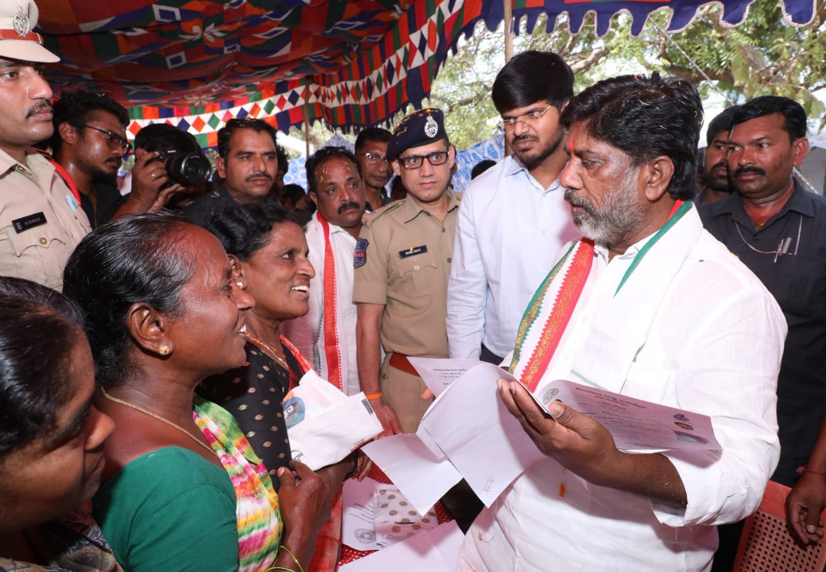 Collector_KMM's tweet photo. ఖమ్మం జిల్లా, ఎర్రుపాలెం మండలం బనిగండ్లపాడు గ్రామంలో నిర్వహించిన ప్రజాపాలన కార్యక్రమంలో గౌరవ రాష్ట్ర ఉప ముఖ్యమంత్రి శ్రీ మల్లు భట్టి విక్రమార్క గారు, జిల్లా కలెక్టర్ శ్రీ వి.పి. గౌతమ్ గారితో కలిసి పాల్గొన్నారు. @revanth_anumula https://t.co/DpuhWThXbT