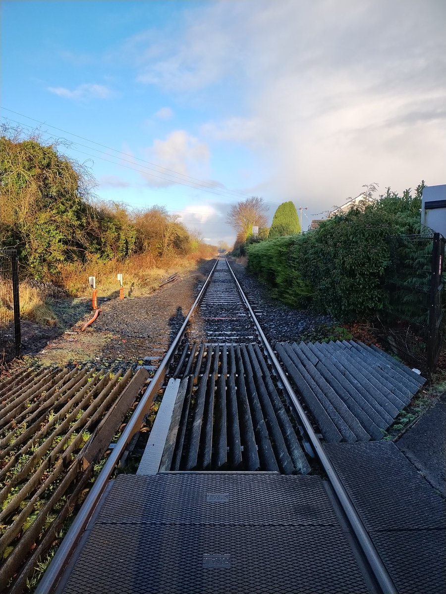 CircleLineBT's tweet photo. Imagine a country where the 2 biggest cities are connected by a single line of train track, limiting services and stifling the economy? You won't hear @JimAllister talk about this though. https://t.co/YC4DPkie2o