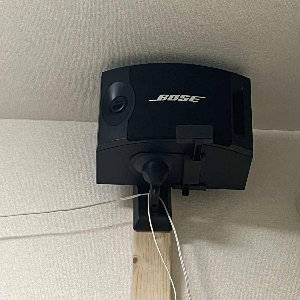 pos_kun's tweet photo. モニターは大きいのが用意できていないので小さい液晶です。スピーカーはBOSEです。そこそこ低音もバランスよくでるのでおうちカラオケとしては十分楽しめます。

スピーカーはカラオケ館の様に壁にべったり付けるか、吊るして下（床側）に少し向けるのが本当はいいと思います。 https://t.co/0CdBusTrxI