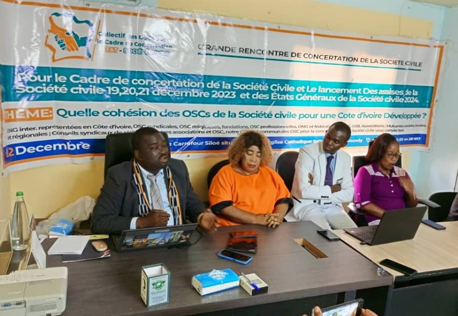 yorobitaray's tweet photo. Le Collectif des OSC pour le Cadre de Concertation Etat-Société Civile devant la presse ce samedi 06 janvier 2024.
Au menu, la situation sociale dominée par l'augmentation des prix de l'électricité et le rapport de la Cour des Comptes. https://t.co/u8FTLhZJth