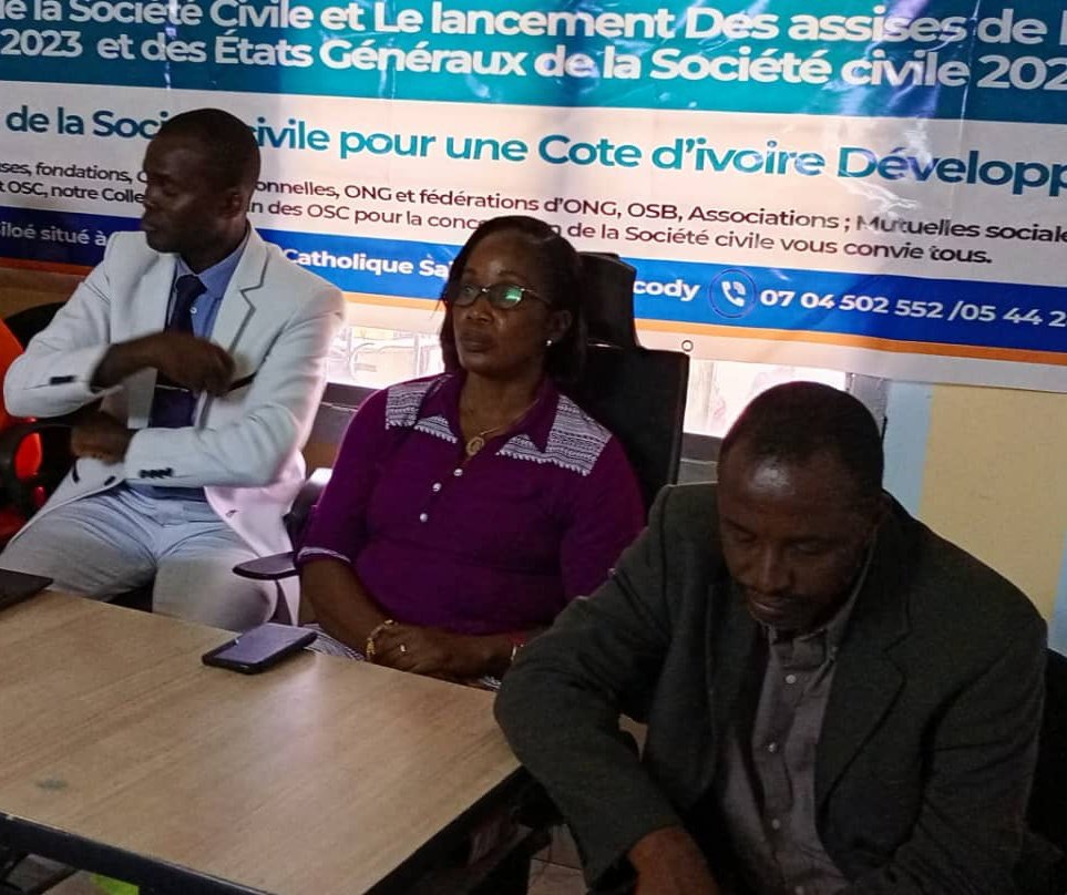 yorobitaray's tweet photo. Le Collectif des OSC pour le Cadre de Concertation Etat-Société Civile devant la presse ce samedi 06 janvier 2024.
Au menu, la situation sociale dominée par l'augmentation des prix de l'électricité et le rapport de la Cour des Comptes. https://t.co/u8FTLhZJth