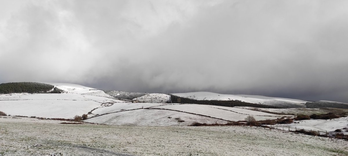 meteo_bilbao's tweet photo. Alto del Caballo (1495m) y Ventisquero del Polvo  (1370m) desde Espinosa, está mañana. Última foto cota 1000m subiendo Lunada. En Medina (600m) y Villarcayo (600m), cuando aprieta, cae agua nieve. #Merindades #Burgos https://t.co/LFrTh5RJVq
