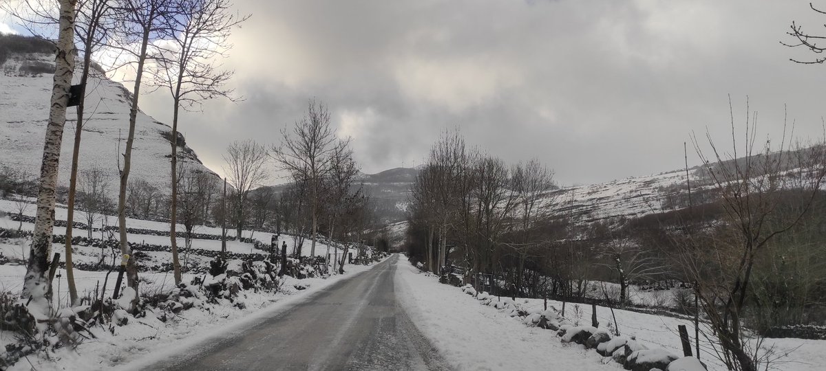 Alto del Caballo (1495m) y Ventisquero del Polvo  (1370m) desde Espinosa, está mañana. Última foto cota 1000m subiendo Lunada. En Medina (600m) y Villarcayo (600m), cuando aprieta, cae agua nieve. #Merindades #Burgos