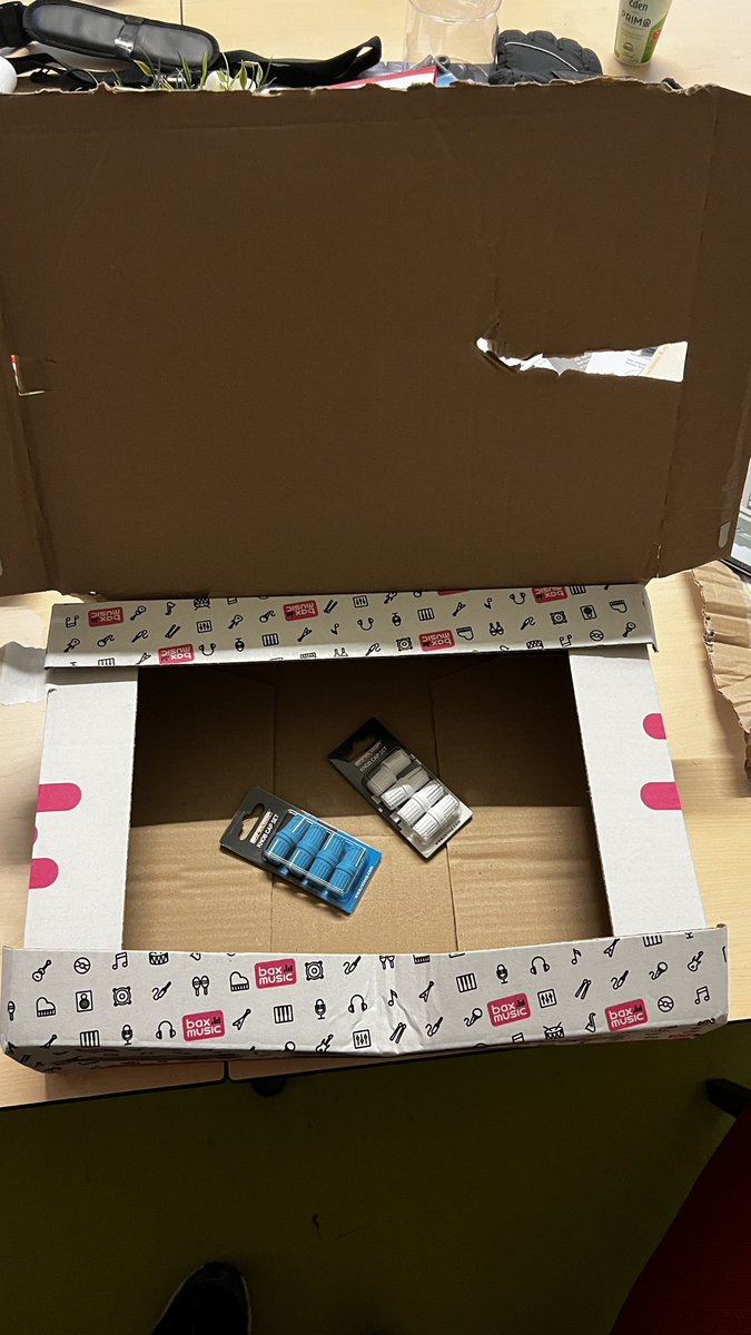 peterywe's tweet photo. .@Baxshop hebben jullie geen kleine zakjes om spul in te versturen? Ik krijg door deel leveringen nu allemaal klein grut in dozen waar een flinke laptop van 16” in past https://t.co/hahoUOzI5f