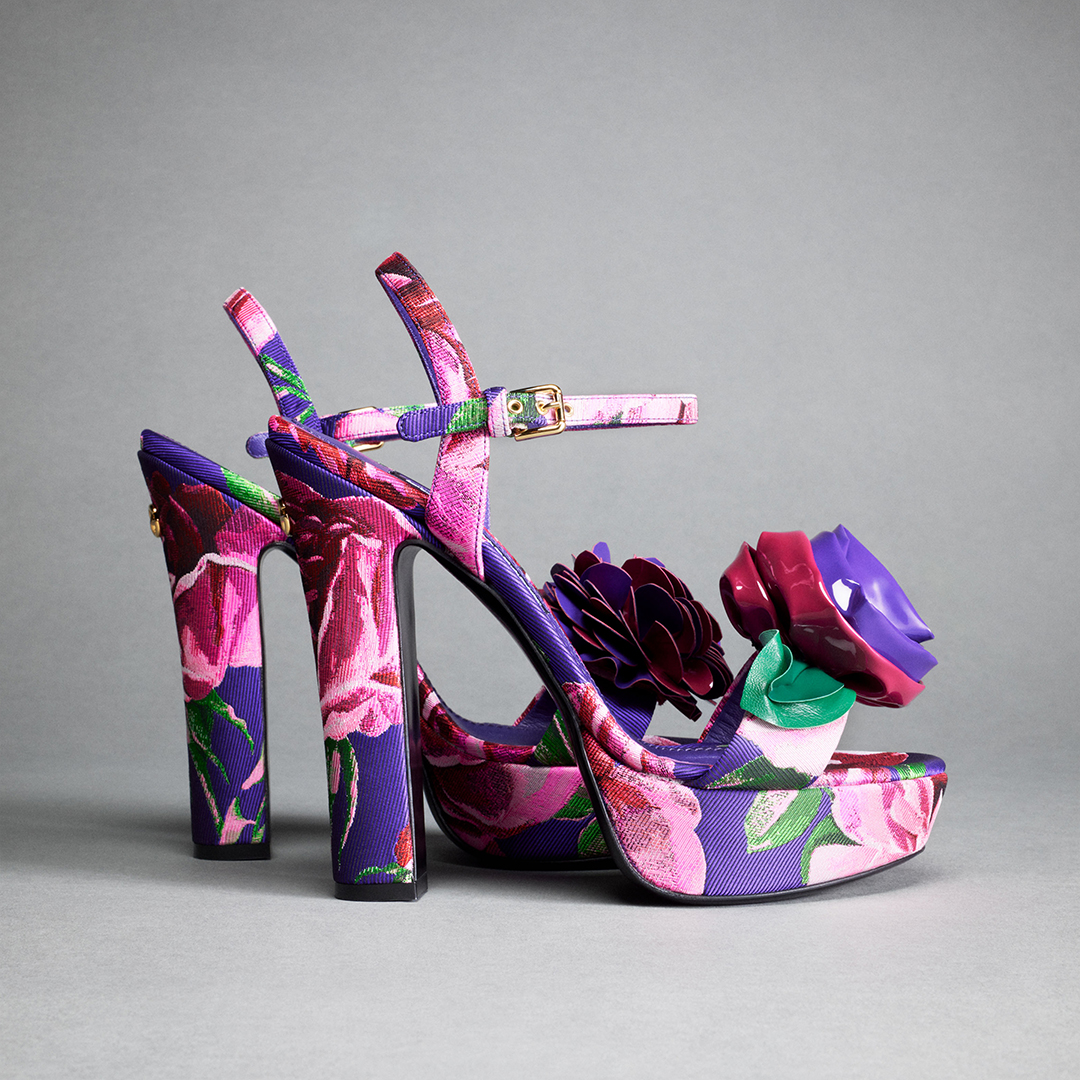 dolcegabbana's tweet photo. #DolceGabbana icons: the #DGDolceBox, the #DGSicilyBag and platform sandals carry the spirit of the 60’s.

Discover more at https://t.co/SD2Y4bLo2H https://t.co/dLhzmK32yt