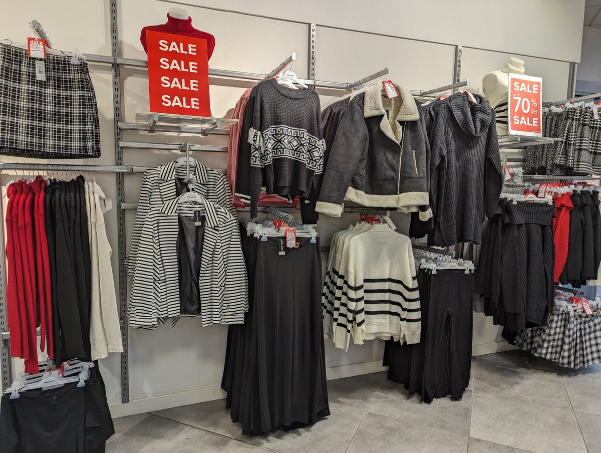 AlhambraCentre's tweet image. Have you been to @selectfashion's up to 70% off sale yet?!

🚨 Bag yourself a bargain with cosy knits, comfy sweats, jackets, accessories and more right here in the Alhambra!

#SlayInSelect #SelectStyle #JanuarySale #JanuarySavings