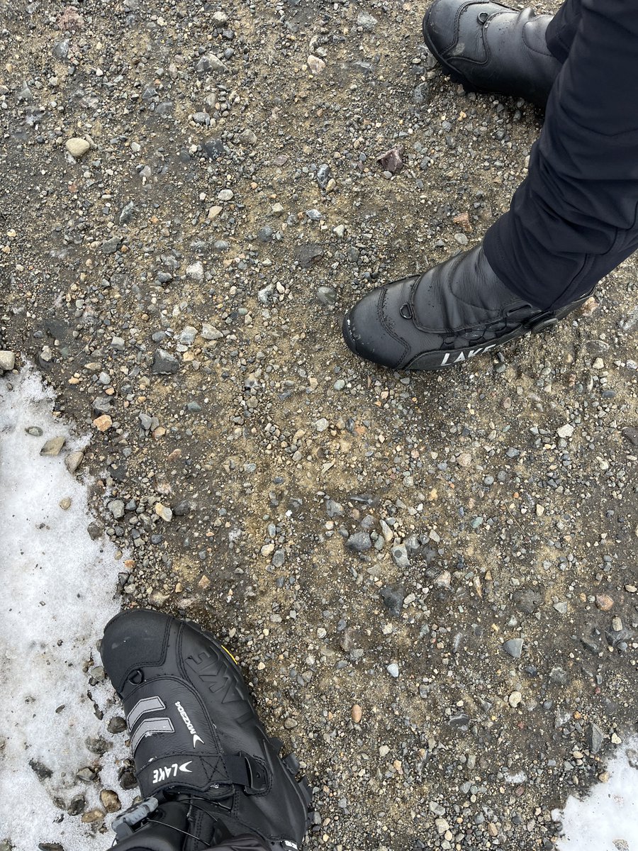 fumiya_kurose's tweet photo. 冬の北海道はLAKE shoes
去年から履いてるMXZ304は通常の冬用シューズよりもブーツ感はある。これくらいないと-10℃以下は寒すぎて走れない🥶
ちなみに-5℃くらいなら足ポカポカ!
#lakeshoes #本革サイクリングシューズ
#mxz304
@kirschberg_inc https://t.co/7ZVZyuiRBS