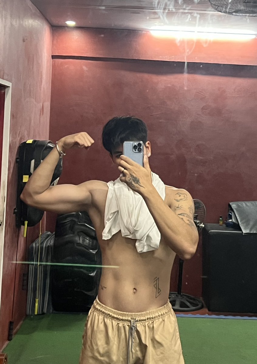 ravensteak's tweet photo. mandatory mirror shot after workout😗 https://t.co/ewcO5FLOz0