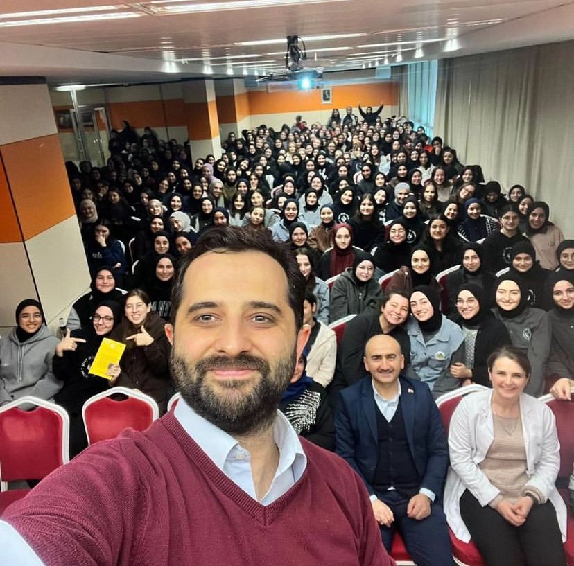 SehitKiz's tweet photo. Münazara Hitabet Derneği Başkanı, Okuldışı ve Organize Deliler'in kurucusu aynı zamanda göç ve sosyal uyum programları tasarlayan Harmony Projesi'nin Türkiye direktörü Yavuz Yiğit okulumuzun konuğu oldu.
@YavuzYigit 
@tekirdagmem 
@CorluMem https://t.co/aw12V08pQC