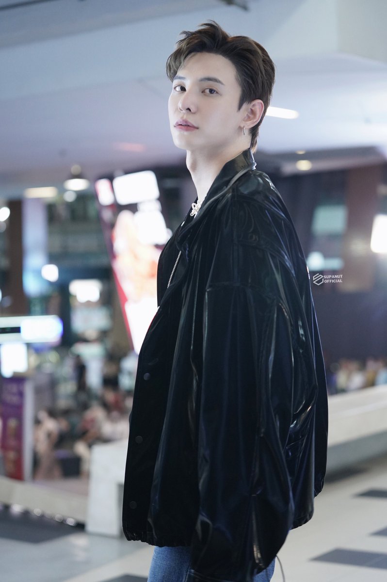 SupanutOfficial's tweet photo. พอดีเคยเจอคุณเวย์ X-Hunter แถวหยาม
เลยขออนุญาตถ่ายรูปไว้ เพราะหล่อม๊ากค่า
#supanut #Myaries
#WayPitbabe
#PitBabeTheSeries https://t.co/9OSSLtDp6z