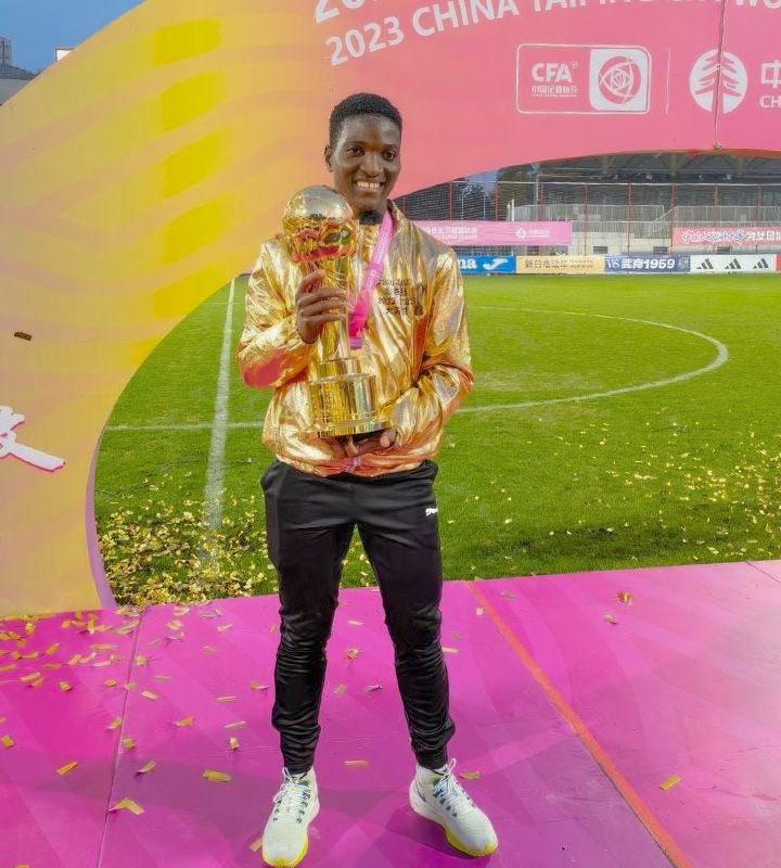 gsport4girls's tweet image. #AthleteFOCUS: Africa Shines at the IFFHS Awards as Malawi’s @TemwaChawinga and Zambia’s @BarbraBanda11 lead the way, netting the most goals in their respective categories in the season-ending December 2023 Awards #gsportNewsroom #gsportAfrica

Read: gsport.co.za/temwa-chawinga…