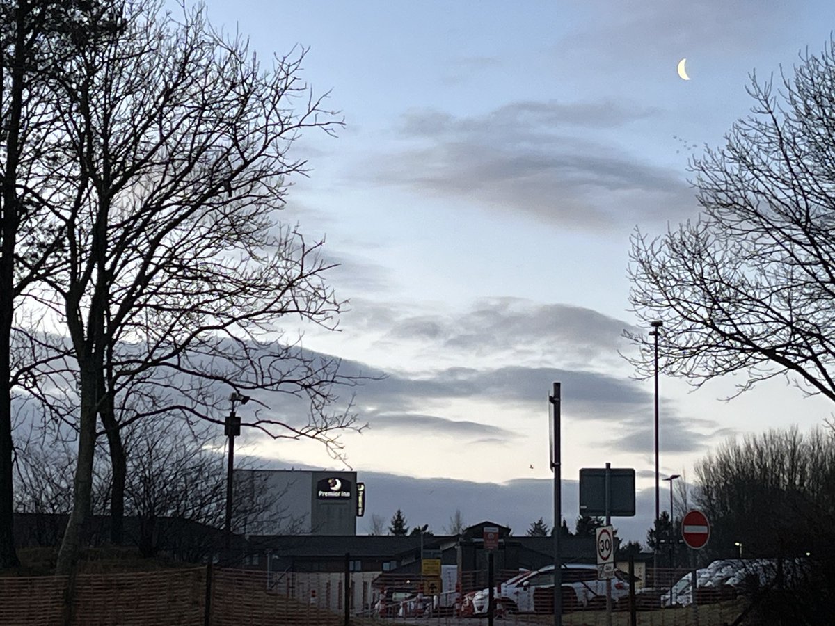 AllDesign_Ltd's tweet photo. Crescent moon above a crescent moon. #aberdeen #moon #crescentmoon #airport #premierinn Aberdeen airport https://t.co/Y26cuRcse2