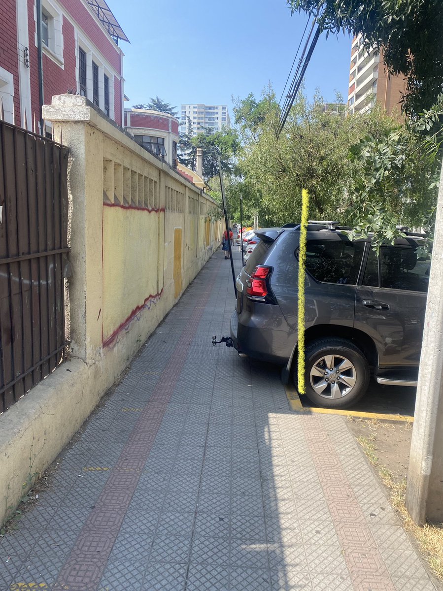 Estos autos en calle Manuel de Salas, están bien o mal estacionados? Considerando que todo lo que está a la izquierda de la línea amarilla ocupa espacio de la vereda. <a href="/MuniNunoa/">Municipalidad de Ñuñoa</a> <a href="/nunoando/">Ñuñoando</a> <a href="/CleteroAmb/">CleteroAmbientalista</a> <a href="/arieIIopez/">Ariel López</a>