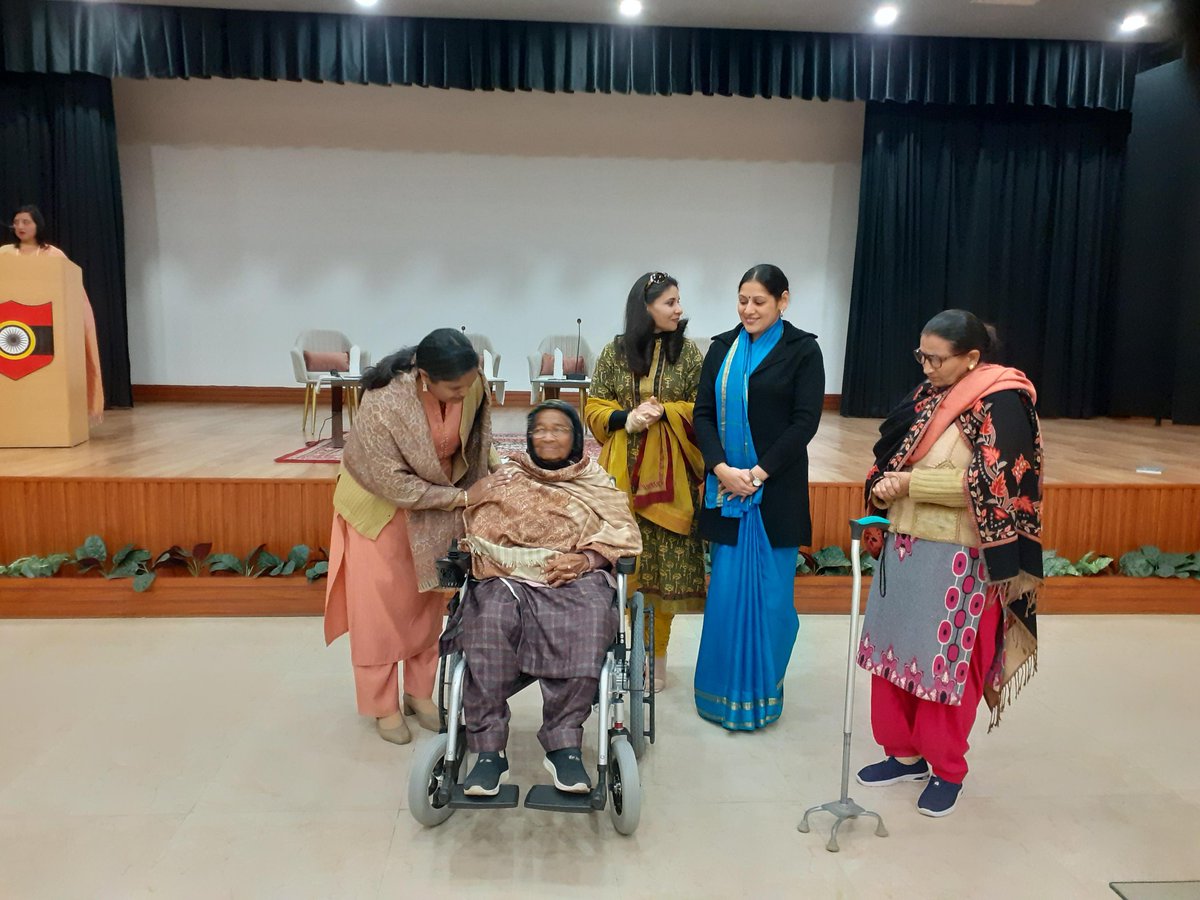 westerncomd_IA's tweet photo. #RegtlEthosLifeFullOfPride 
#WeCare 

Mrs Shuchi Katiyar, Regional President #AWWA #WesternCommand, felicitated #VeerNaris who are the epitome of sacrifice &amp; courage by providing Wheel Chairs,financial assistance and #SkillDevelopmentCourses for their wards.

@OfficialAwwa
@adgpi https://t.co/q3NdWEMjZo