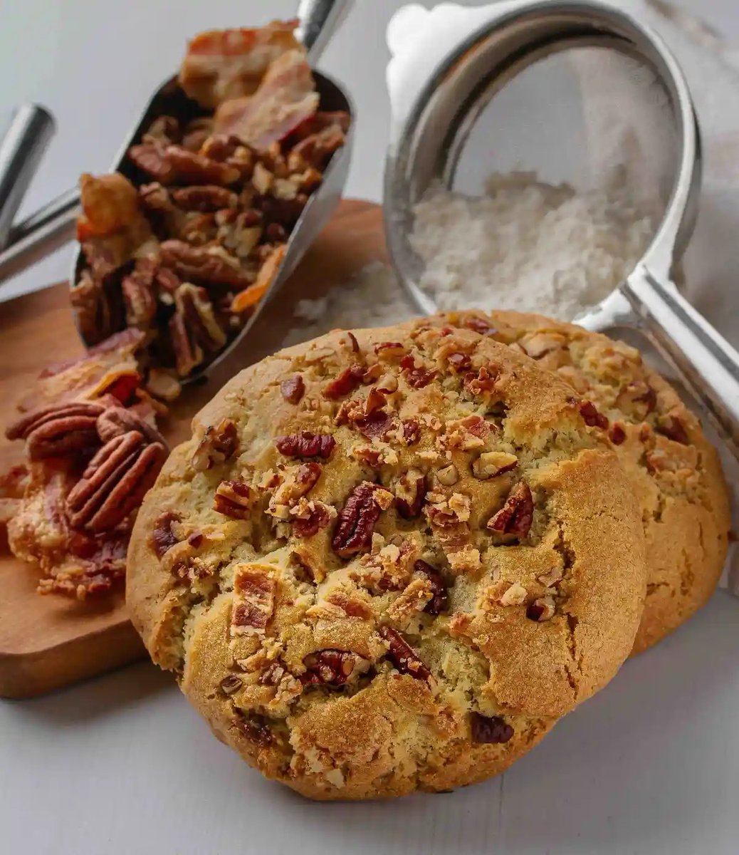 Coolfooddude's tweet photo. Experience the ideal blend of pecans, sugar, and maple bourbon glaze, uniting flawlessly in our Maple Bacon Pecan cookies. https://t.co/ymNmtcoQe1 #ChloeJoySexton #BigYum #bluffcakes #maplebaconpecancookies #pecancookies #cookies https://t.co/LEghFFCUUj