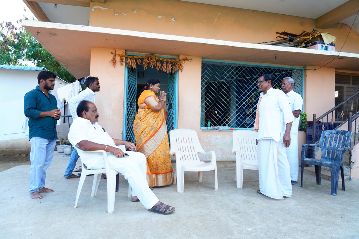 జోగులాంబ గద్వాల జిల్లా, మానపాడు మండలం, చండూరు, జల్లాపురం గ్రామాల్లోని గ్రామపెద్దలు మరియు పలువురు సీనియర్ నాయకులను కలవటం జరిగినది.

#JogulambaGadwal #గద్వాల్ #Gadwal #అలంపూర్  #Alampur