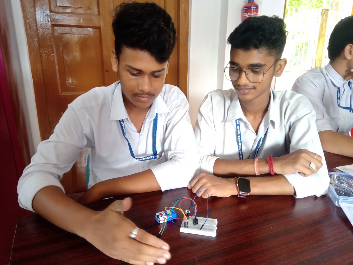 stemrobo's tweet photo. By providing access to a STEM curriculum and fostering problem-solving and critical thinking skills, we're preparing students of Kahilipara High School, Guwahati, Assam for success in a rapidly changing world.

#STEMeducation #tinkerorbit #aiconnect #robotics #AI #robotics https://t.co/DPS4L65mbJ