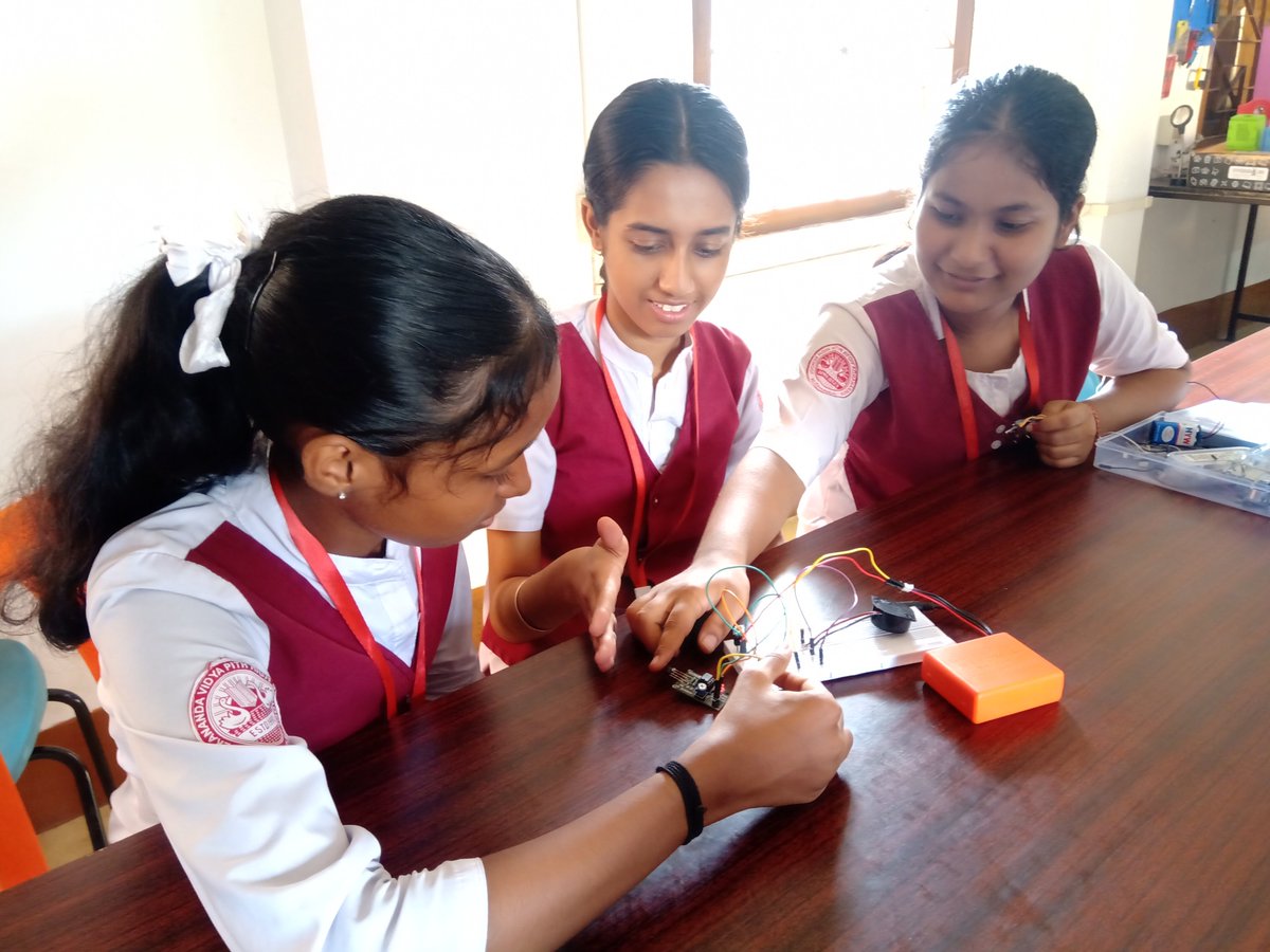 stemrobo's tweet photo. By providing access to a STEM curriculum and fostering problem-solving and critical thinking skills, we're preparing students of Kahilipara High School, Guwahati, Assam for success in a rapidly changing world.

#STEMeducation #tinkerorbit #aiconnect #robotics #AI #robotics https://t.co/DPS4L65mbJ