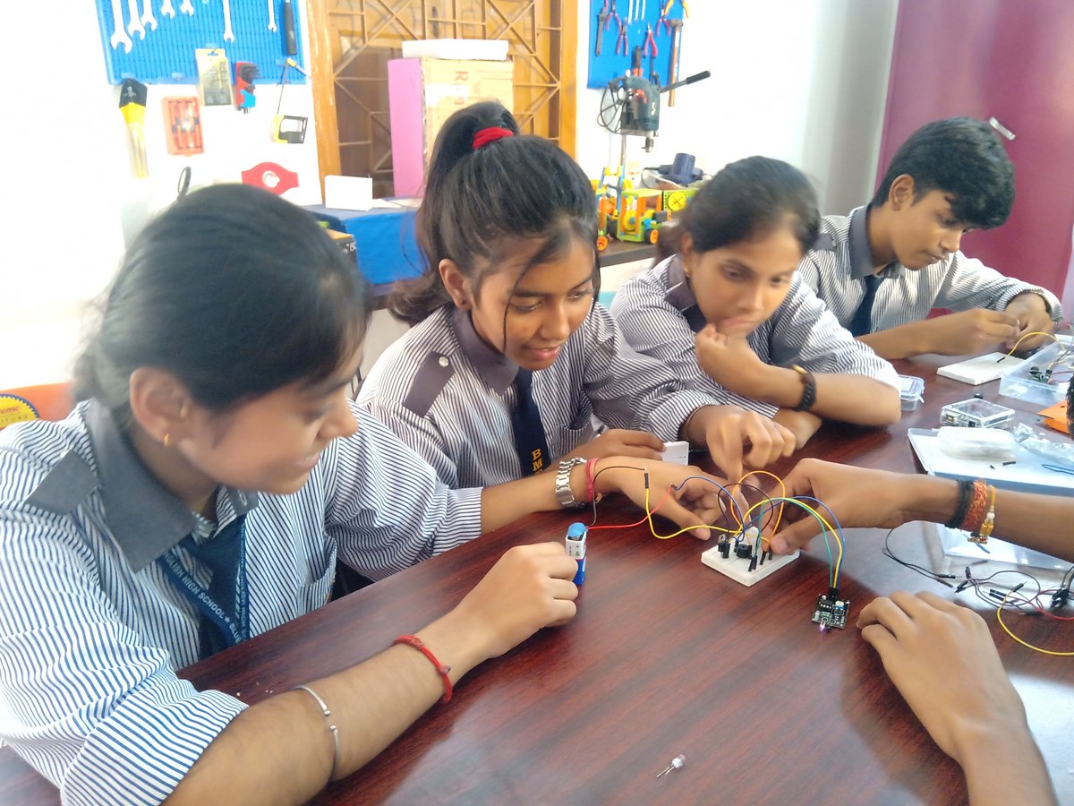 stemrobo's tweet photo. By providing access to a STEM curriculum and fostering problem-solving and critical thinking skills, we're preparing students of Kahilipara High School, Guwahati, Assam for success in a rapidly changing world.

#STEMeducation #tinkerorbit #aiconnect #robotics #AI #robotics https://t.co/DPS4L65mbJ