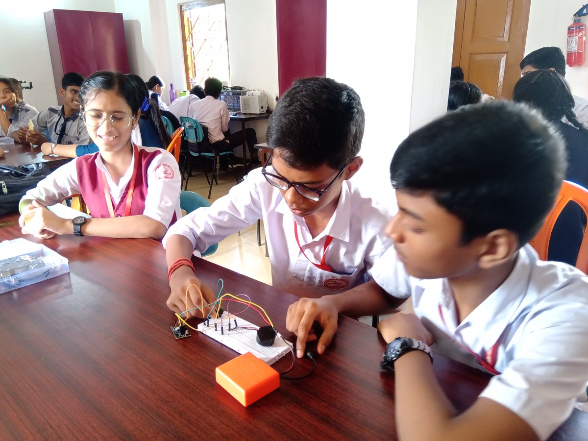 stemrobo's tweet photo. By providing access to a STEM curriculum and fostering problem-solving and critical thinking skills, we're preparing students of Kahilipara High School, Guwahati, Assam for success in a rapidly changing world.

#STEMeducation #tinkerorbit #aiconnect #robotics #AI #robotics https://t.co/DPS4L65mbJ