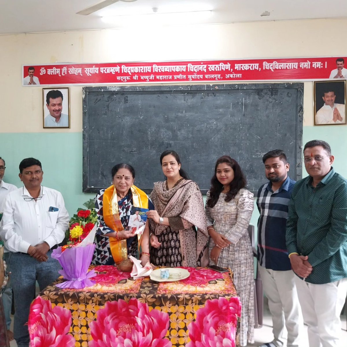 AyushiiDeshmukh's tweet photo. आज सूर्योदय बालग्रह अकोला में बच्चो से मुलाकात की एवम सूर्योदय बालग्रह की चल रही सामाजिक गतिवधियां पर चर्चा की ।
#Ayushideshmukh #Bhaiyyumaharaj #Suryoday #Akola #Balgrah https://t.co/qZOoMbcIik