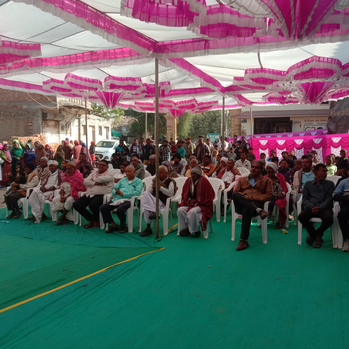 chavada_jaypal's tweet photo. આજરોજ સાણંદ તાલુકાનાલોદરીયાળ ગામમાં વિકસિત ભારત સંકલ્પ યાત્રા ના રથ નુ સ્વાગત કરી માનનીય વડાપ્રધાનશ્રી @narendramodi જીના સંકલ્પ સાભળી તેને પુરા કરવાના શપથ લીધા હતા.અને સરકાર શ્રી ની યોજના ઓનીમાહિતી આપી.@AmitShah @CMOGuj @CollectorAhd @dp_amdavad @MamSanand @kiritsinh5454 @GRTMM1 https://t.co/tbbJcKnnwh