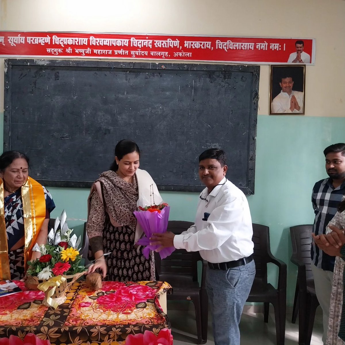 AyushiiDeshmukh's tweet photo. आज सूर्योदय बालग्रह अकोला में बच्चो से मुलाकात की एवम सूर्योदय बालग्रह की चल रही सामाजिक गतिवधियां पर चर्चा की ।
#Ayushideshmukh #Bhaiyyumaharaj #Suryoday #Akola #Balgrah https://t.co/qZOoMbcIik