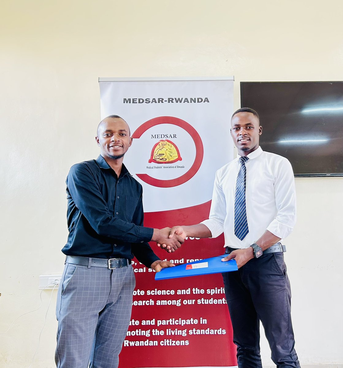 medsar_rwanda's tweet photo. Today,  The outgoing and incoming MEDSAR executive committees had an official final handover ceremony.

We wish the new MEDSAR executive committee term 2023-2024 led by President @Biz_emmy the best of luck.

#VivaMEDSAR https://t.co/ZhNXazw4OV