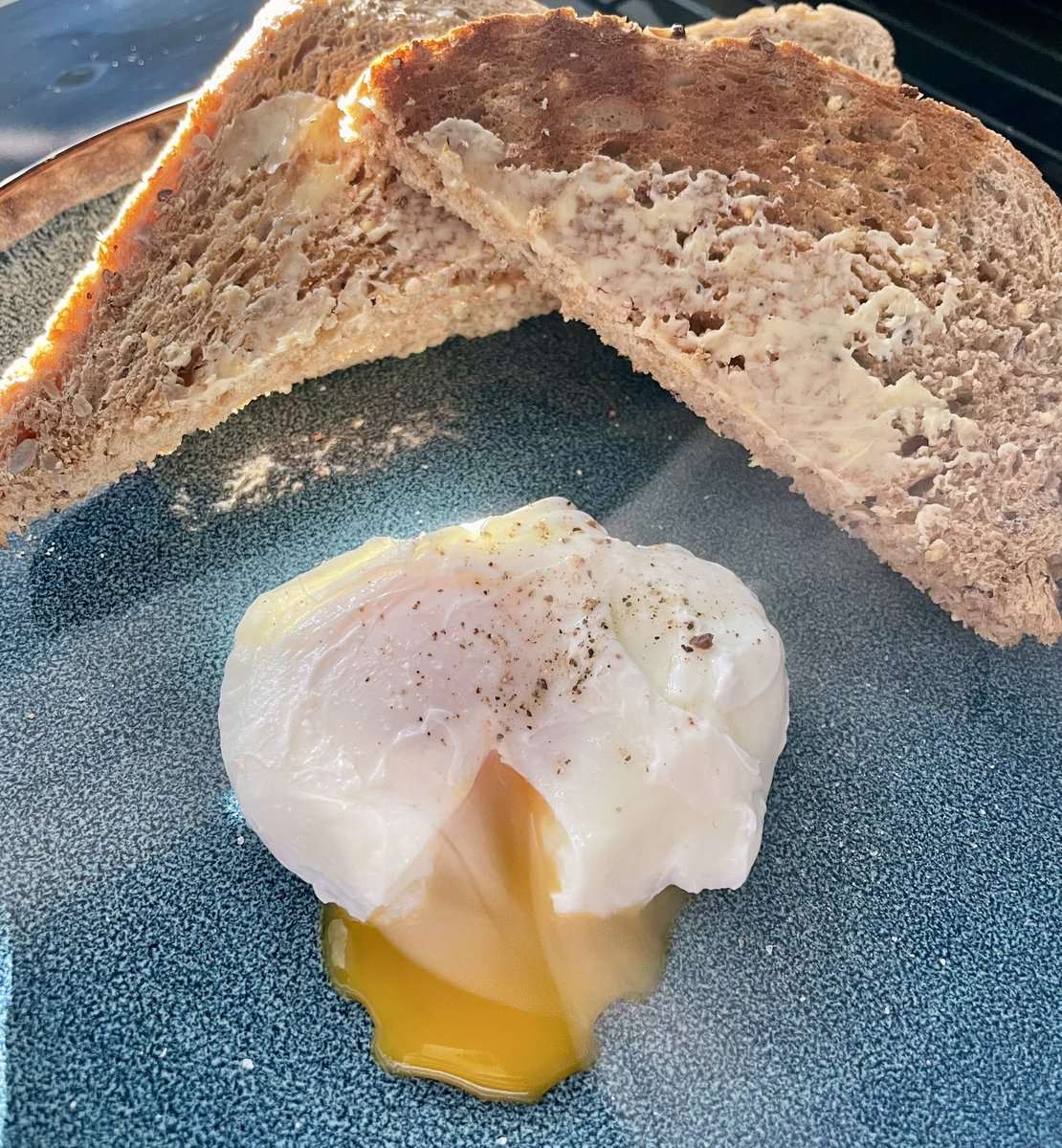 LKmorgan_x's tweet photo. It was an epic fail 🤦‍♀️

Photo 1 - not cooked evenly, came and some stuck to the ramekin. 

Back to the traditional way! Photos 2 &amp;3 😁

#airfryerfail https://t.co/KbrgGgI5ZI