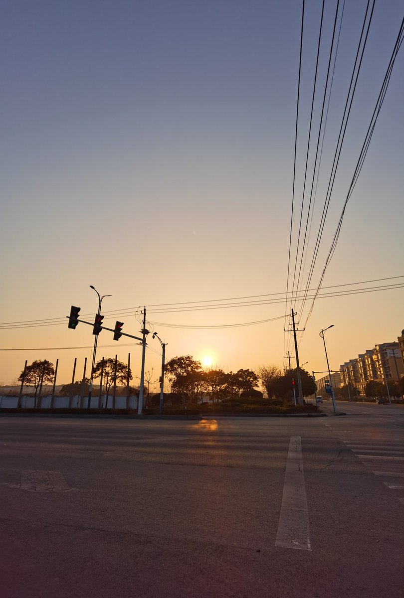 每次看到落日下的黄昏，会有种莫名其妙的🍬🍬🍬