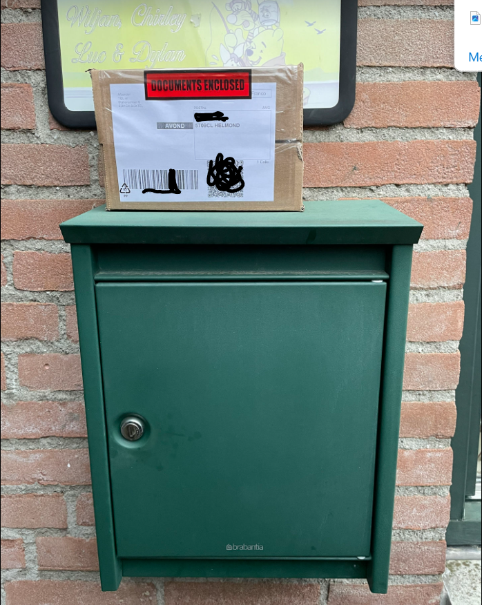 wiljanp's tweet photo. Hey @PostNL, Is het normaal dat pakketjes in een avondlevering 's middags al bezorgd worden? En is het normaal dat de bezorger hem dan IN de brievenbus bezorgt en ik het pakket OP de brievenbus vind? Gelukkig stond hij er nog anders had @bol_com een nieuwe mogen verzenden! https://t.co/sGpVRLr7Fj