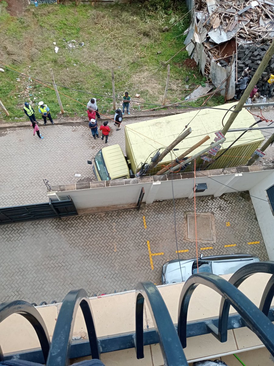 KimathiAnne's tweet photo. @mwangi_jr @KenyaPower_Care @NdindiNyoro @KenyaPower Now this has happened just after parts of Ruaka have gotten back power. This is Jamuka Drive Ruaka Ridge apartments https://t.co/oMZFJ625by