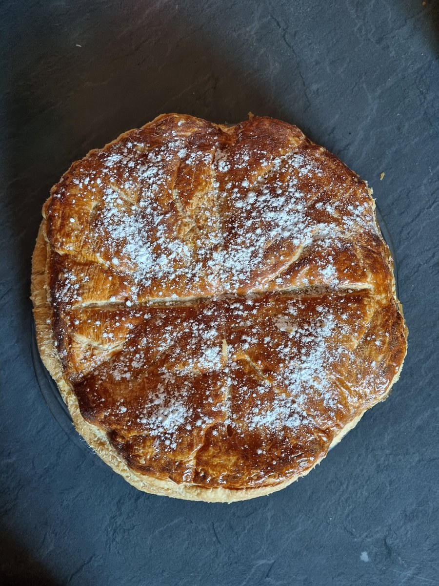 #SamediPatisserie 👩‍🍳🥧
J'ai testé une recette de frangipane pour la galette des rois 👑
Plutôt satisfaite du visuel final.
Espérons qu'elle soit tout aussi savoureuse 🤞😋🤤...