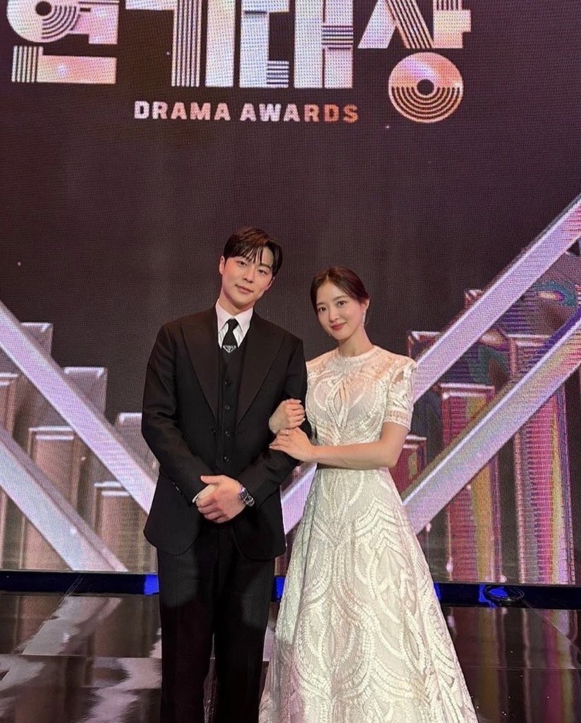 kdrama_menfess's tweet photo. Dear seyoung and inhyuk, thank you for choosing this drama &amp; thank you for being our parkha. May you two continue your friendship even after the drama ends🤲 see you in another project👋
•kdm•
https://t.co/7lSihYYmPD