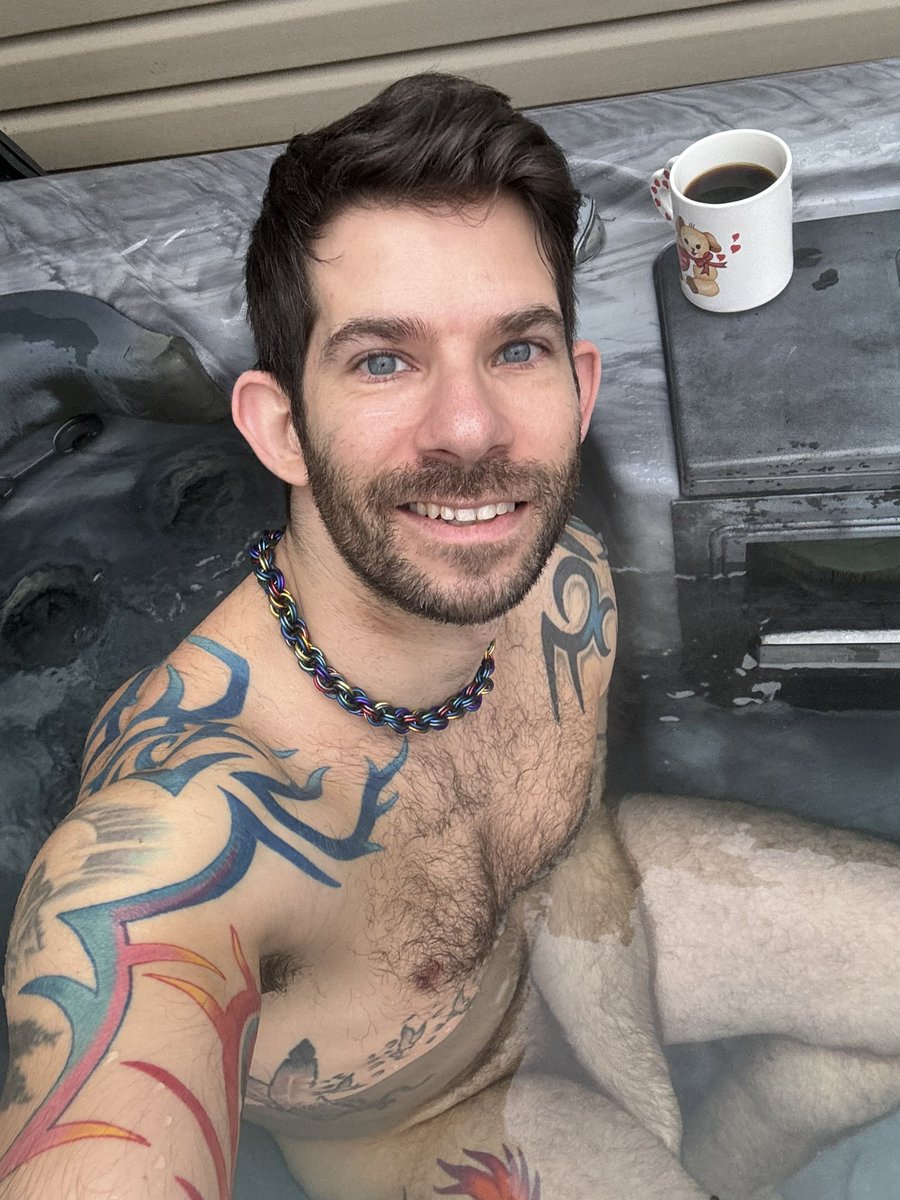 ShirtlessGuy88's tweet photo. Morning coffee and waiting for the snow ❄️ https://t.co/VUnUfbVsfu