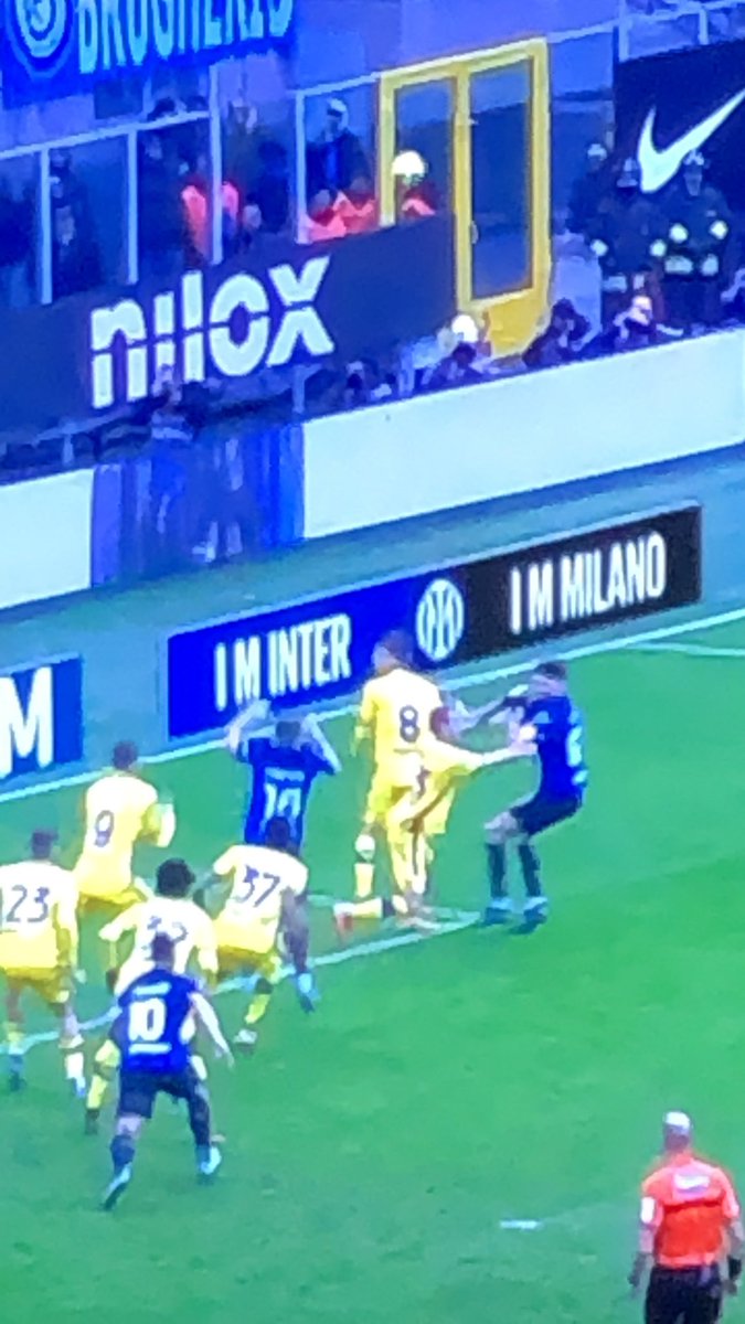 manurik23's tweet photo. Prima della gomitata  fallo su bastoni , ora silenzio #InterHellasVerona #SerieATIM https://t.co/OHdS7ANPNs