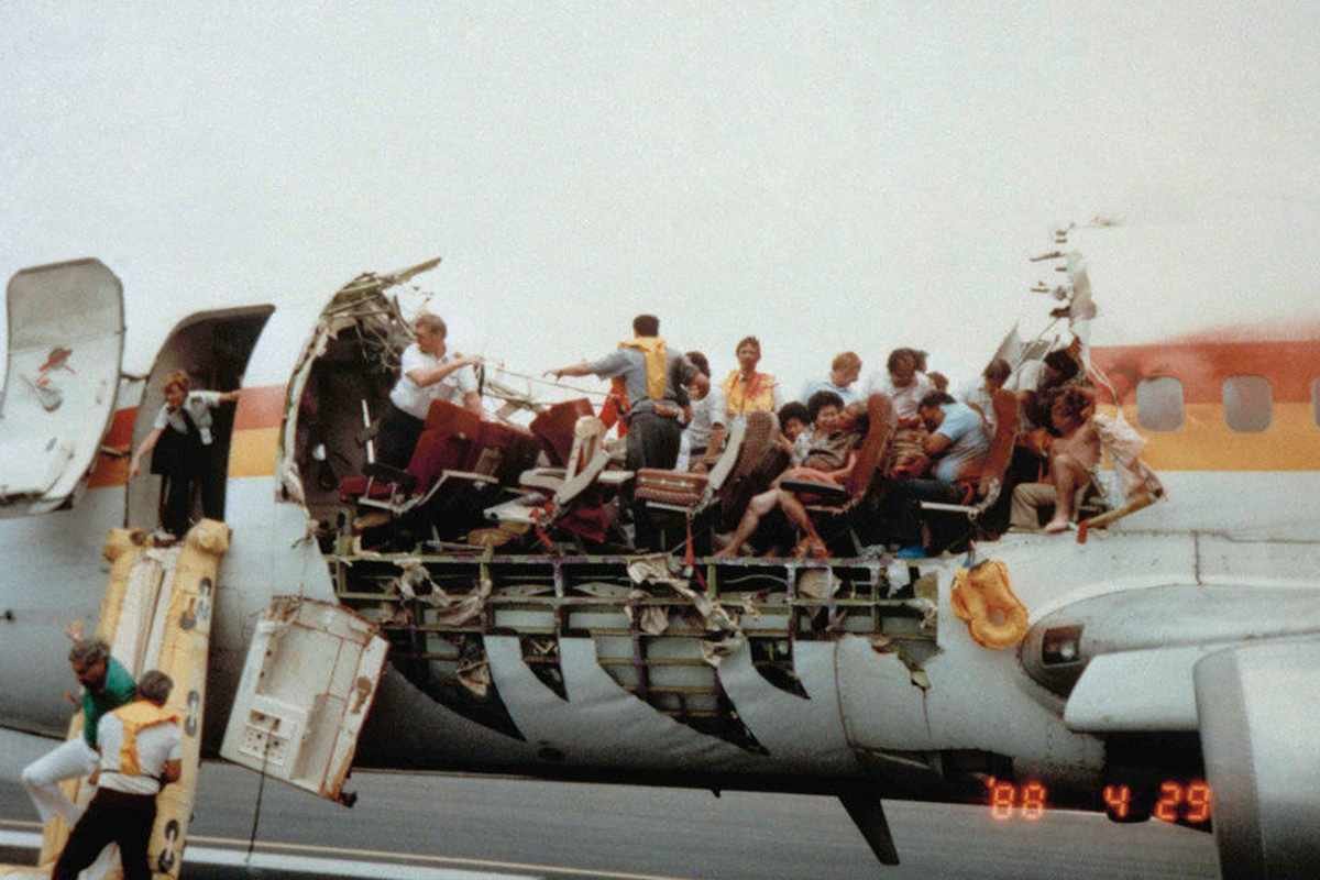 _NovaReach's tweet photo. Eu não me preocupo com a segurança de um 737 sendo que ele LITERALMENTE VOOU E POSOU EM SEGURANÇA SEM O TETO (imagina sem uma portinha 😒

*Imagem que reforça o uso do cinto durante todo o voo: https://t.co/Kuhwk7jQ1R