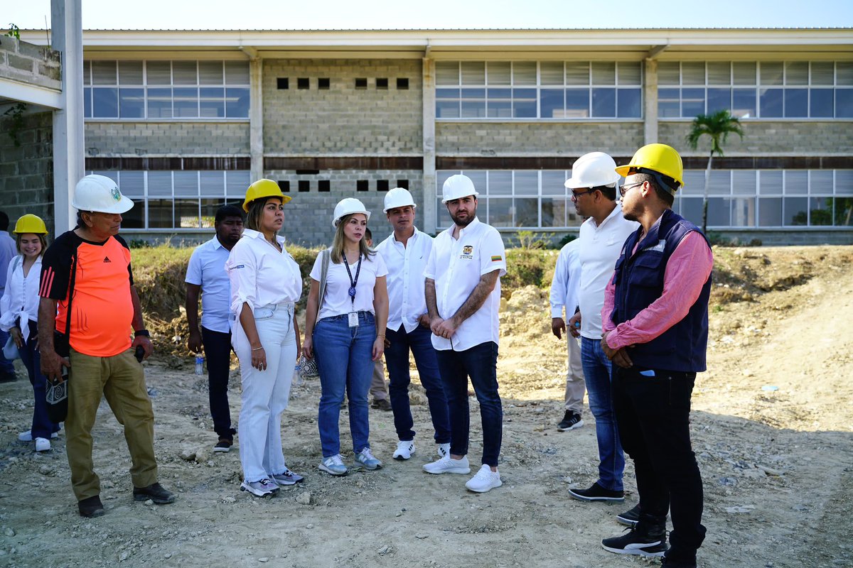YamilHAranaP's tweet photo. Nuestro compromiso con la educación exige que trabajemos a toda máquina para abrir las puertas de los nuevos Megacolegios.

Con mi equipo llegamos a Clemencia para verificar avances y solicitar que las obras puedan entregarse en el menor tiempo y con la calidad definida. https://t.co/PSffL2k8ZY