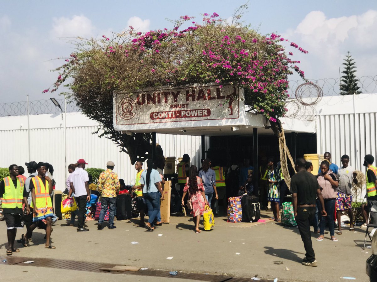 _teamhubs_'s tweet photo. Freshers arriving with style and swag, ready to make memories that will be talked about for years to come!

A view from UNITY HALL 🚩🚩

 #KNUST #FreshmenWelcome
#Thehubmedia 

Stay with us for more updates from the various halls✅ https://t.co/oQzxmCLF2y